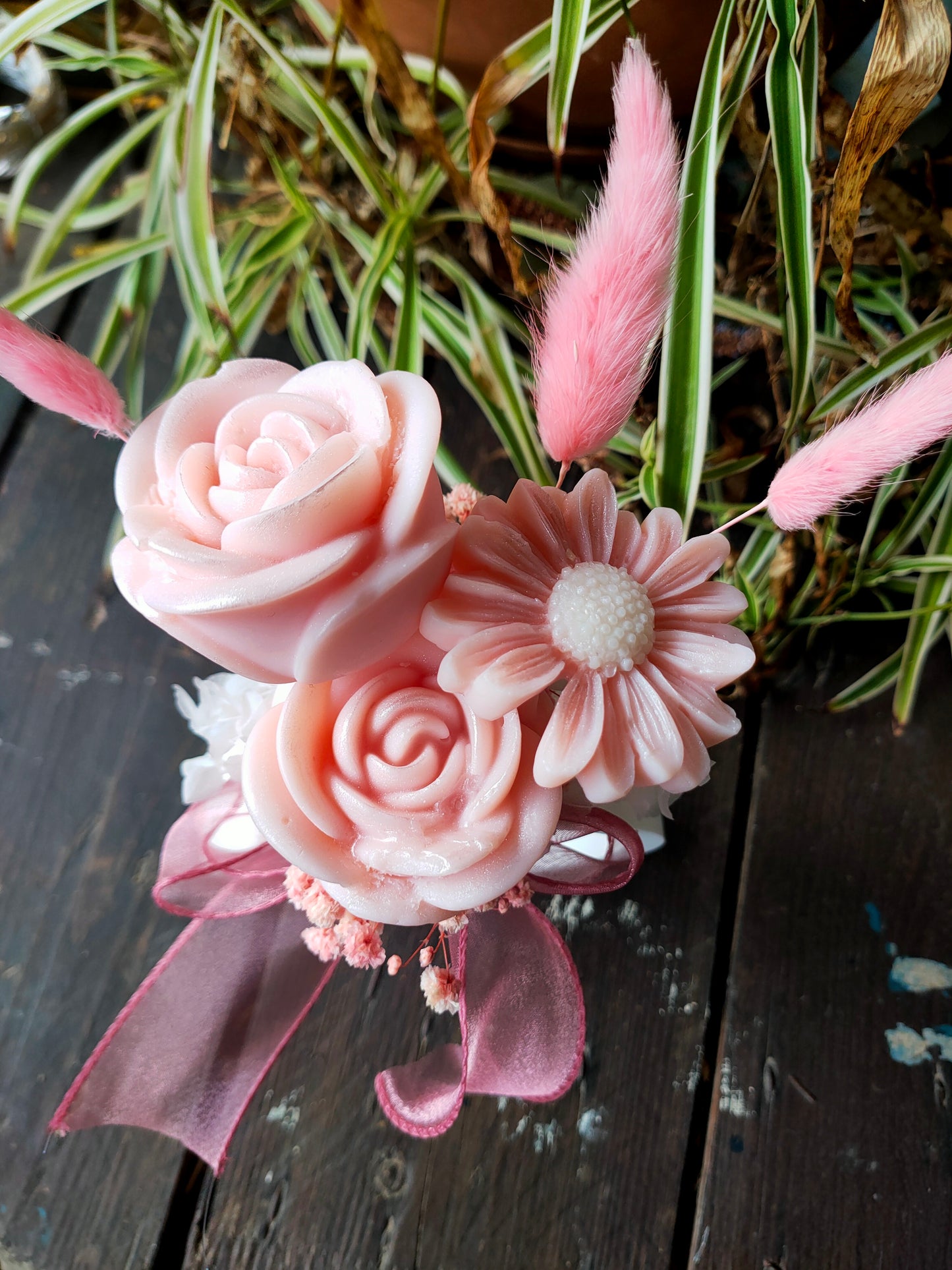 Douceurs florales - bouquet en cire dans son écrin en résine