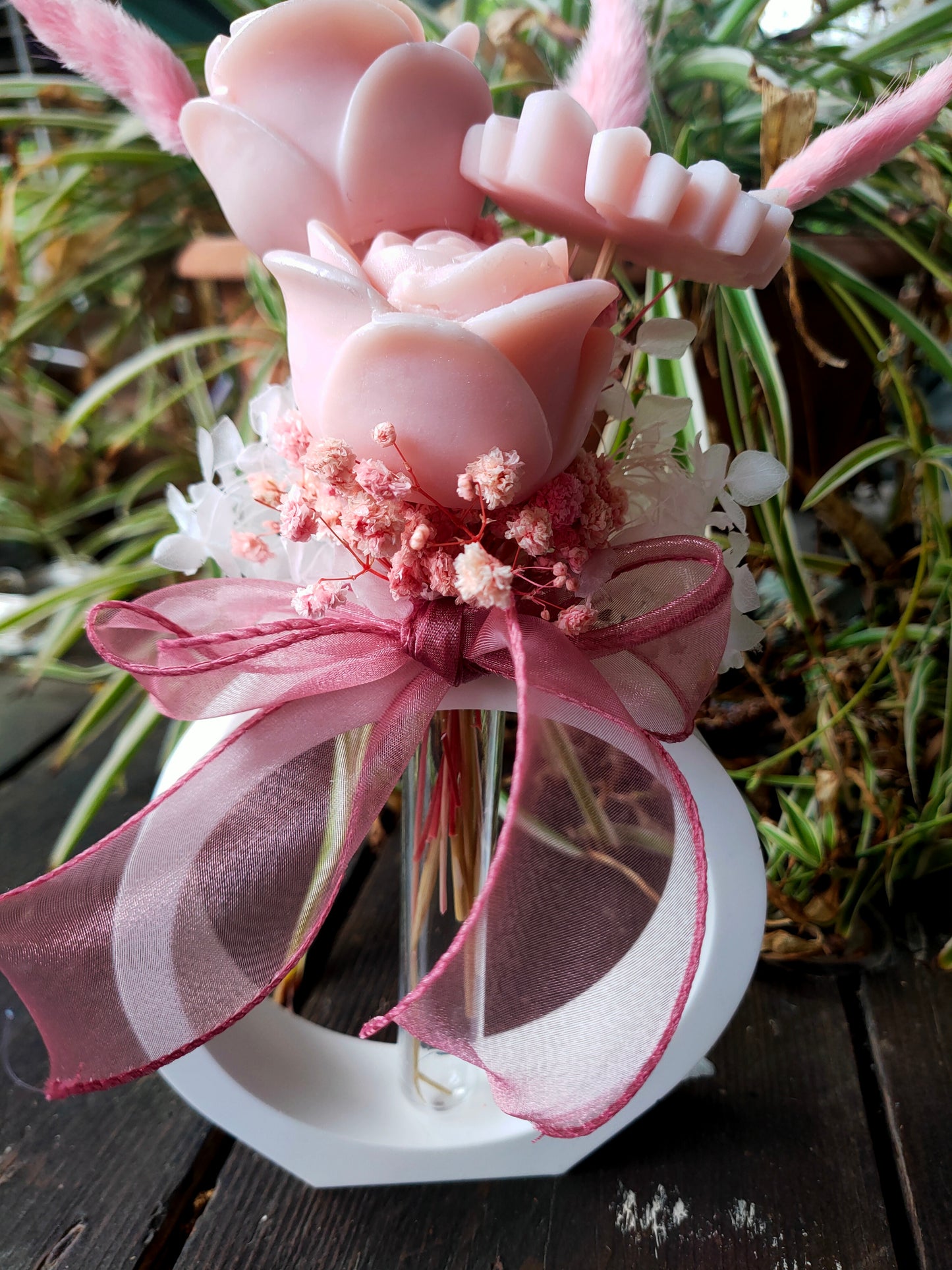 Douceurs florales - bouquet en cire dans son écrin en résine